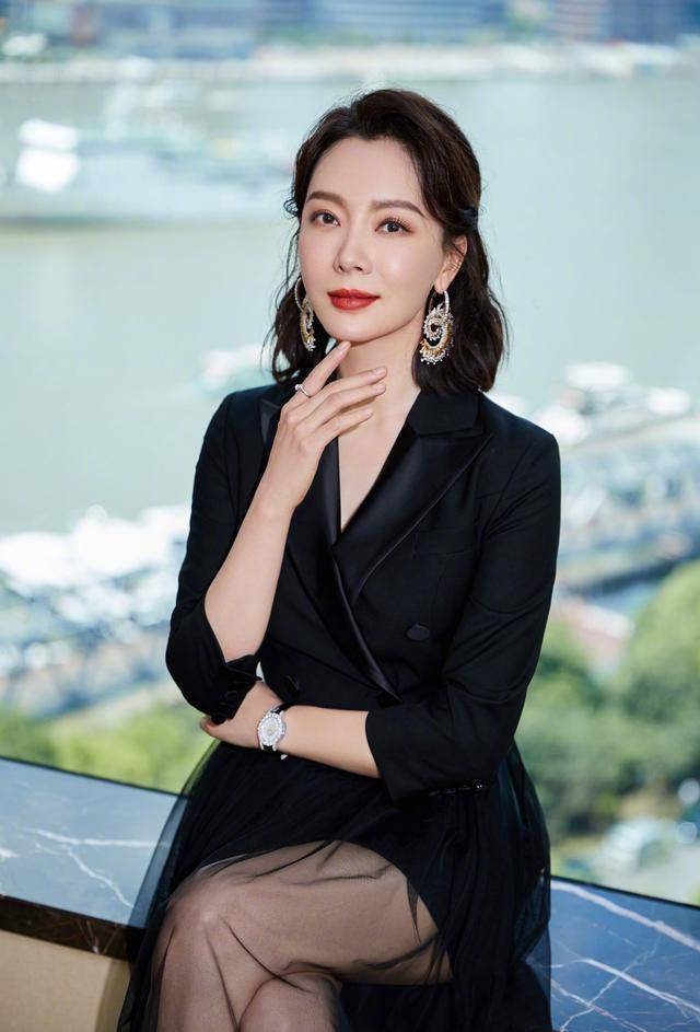 整体|陈数穿衣搭配美课堂，42岁的她，竟把西装穿出了高级贵妇感！
