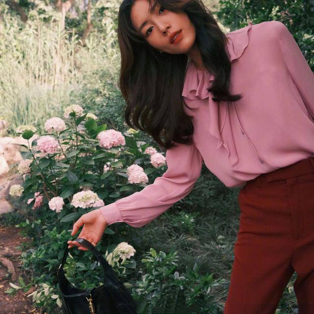 颜色|何穗也太会穿了，大号衬衫套吊带裙，既清爽防晒，又显白有气质。