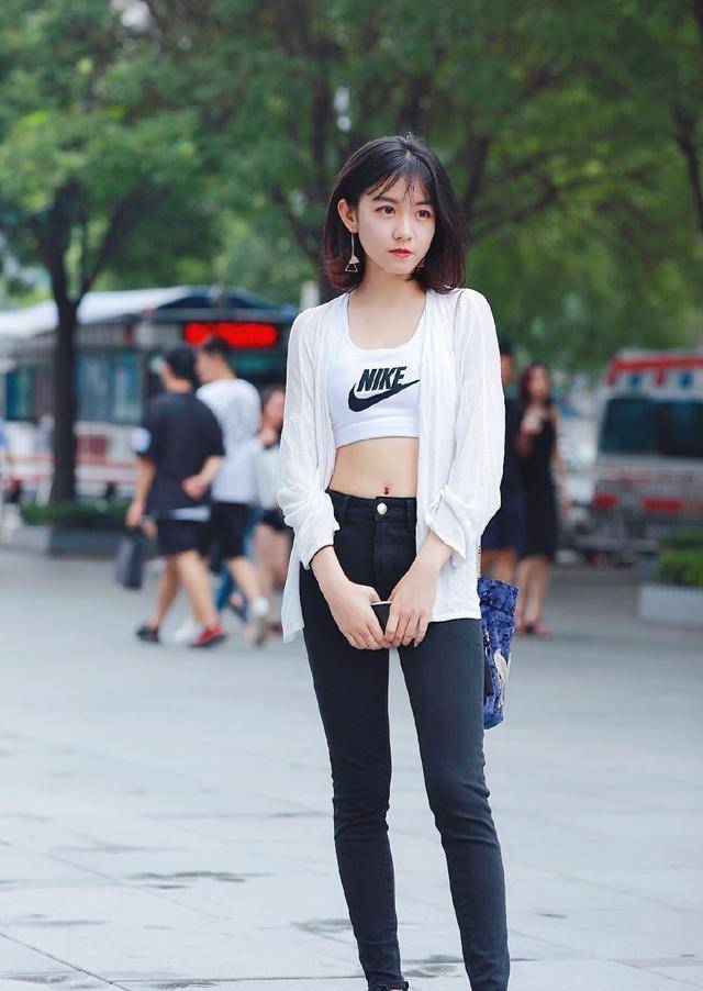 黑色|黑色打底裤搭配白色上衣，可爱软妹穿搭，时尚感却并不够
