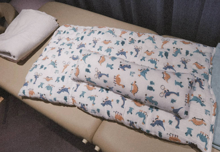 小孩|苗苗晒与郑恺出游照，皮肤白皙小腿纤细，两人搭肩手牵手超甜蜜