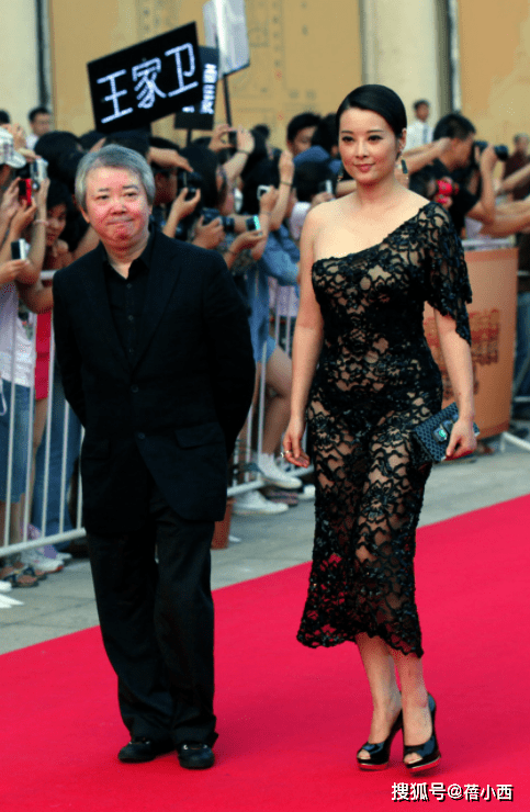 美人|袁立原来是“壮硕美人”,穿黑色斜肩连衣裙亮相,49岁气质惊艳