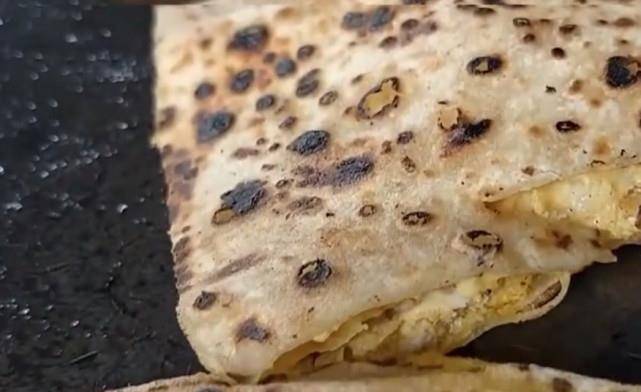 什么|你吃过印度的鸡蛋灌饼吗?小贩做法十分熟练,看着肚子就饿