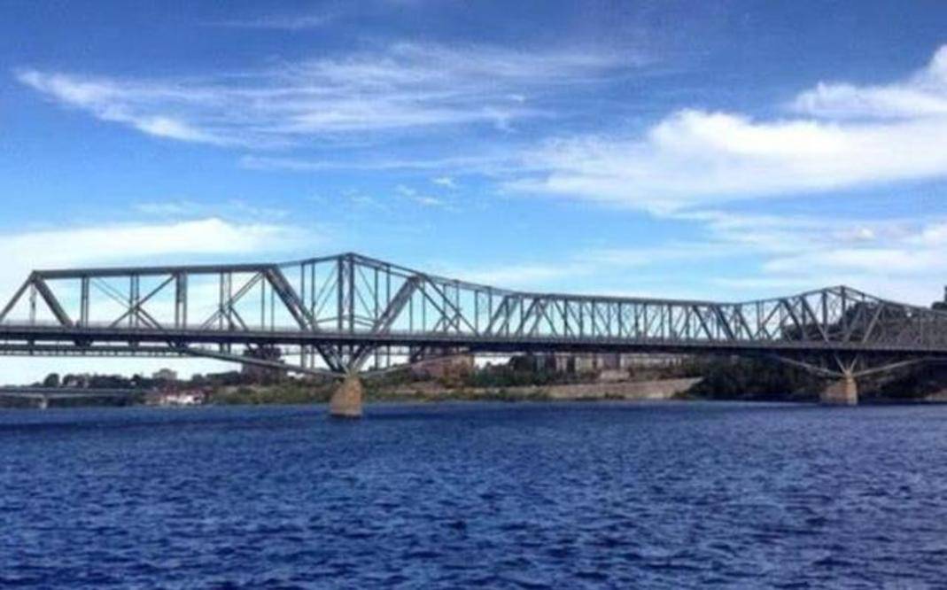 加拿大魁北克桥：还没通行就坍塌，19000吨钢筋砸落，75人遇难！
