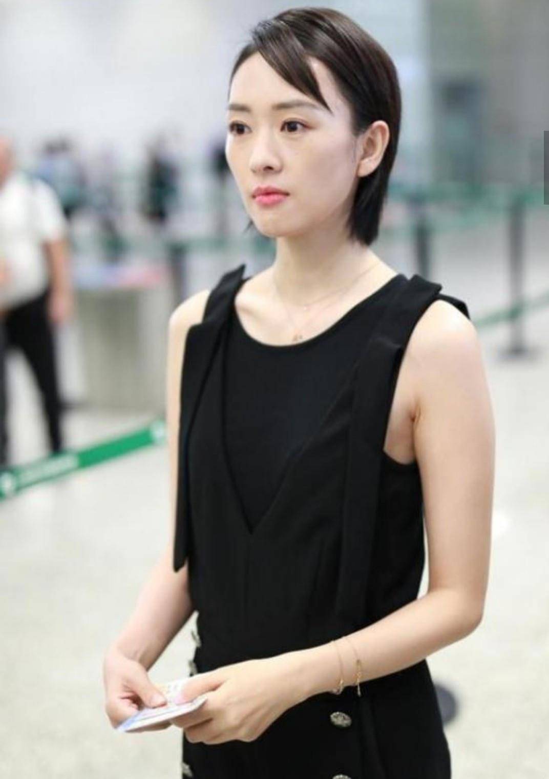 童谣|童谣真会扮嫩，黑色背带裙搭配无袖背心，重回学生时代的既视感