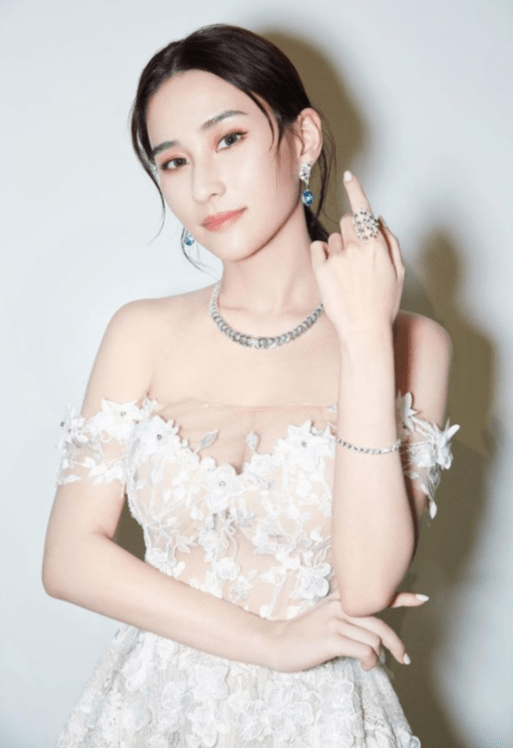 显得|何超莲不愧是顶级名媛，穿白色裹胸礼服知性迷人，真给窦骁长脸