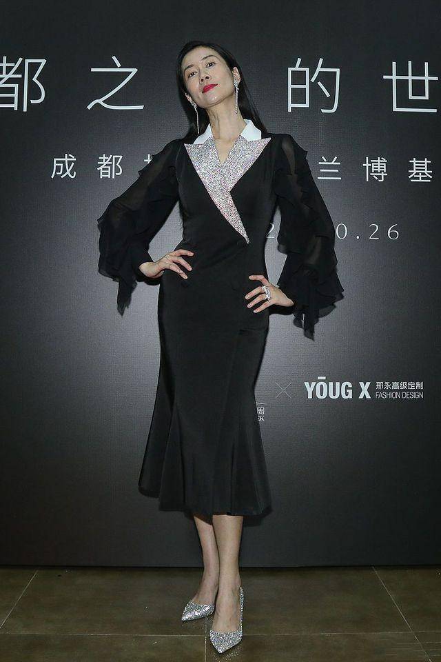 黑色|温峥嵘美出新高度，穿一袭黑色西服连衣裙出席活动，高贵优雅大方