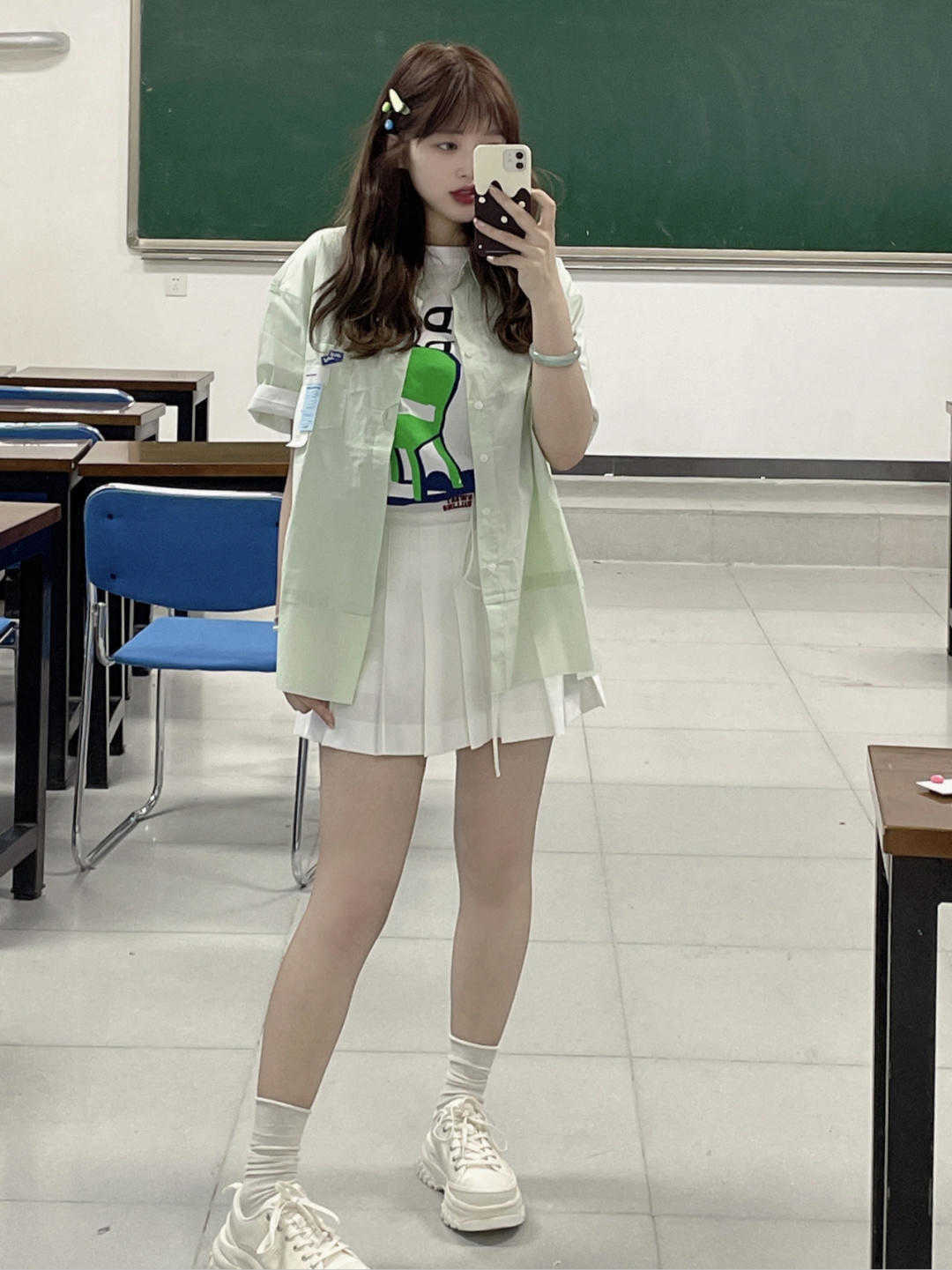 土黄色|秋天不建议直接穿T恤，这样“叠穿法”高级洋气，主要能提升气质