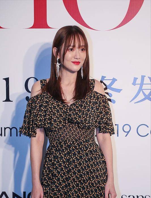 陈乔恩|陈乔恩穿着裙子虽然有点显老气，但是发型却显嫩，甜美魅力不减