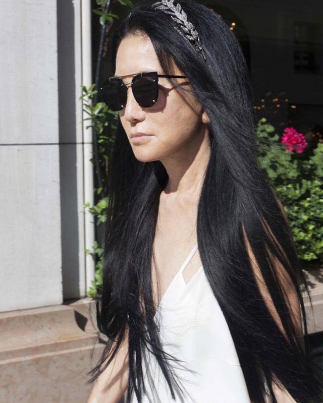 原创72岁王薇薇气质温柔,穿白裙减龄如女神,头戴钻石发箍闪亮迷人