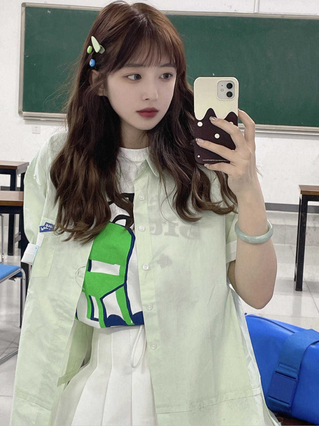 土黄色|秋天不建议直接穿T恤，这样“叠穿法”高级洋气，主要能提升气质