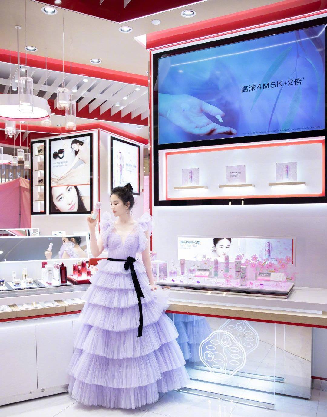 饱和度|刘亦菲不愧是盛世美颜,红绿拼色礼服温婉高级,就她能穿出这效果