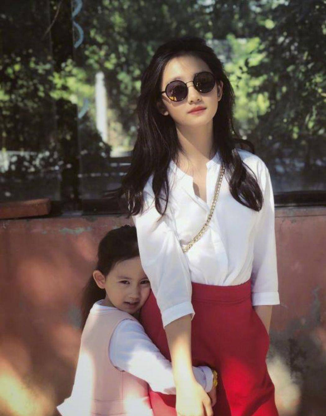 妻女|黄磊携妻女三人现身机场,15岁多多身高赶超妈妈,打扮如同小大人