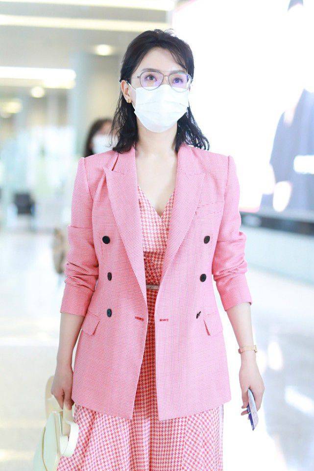 粉色|不刻意“扮嫩”陈数也很甜，穿粉纱裙配西装，走少女路线也不违和