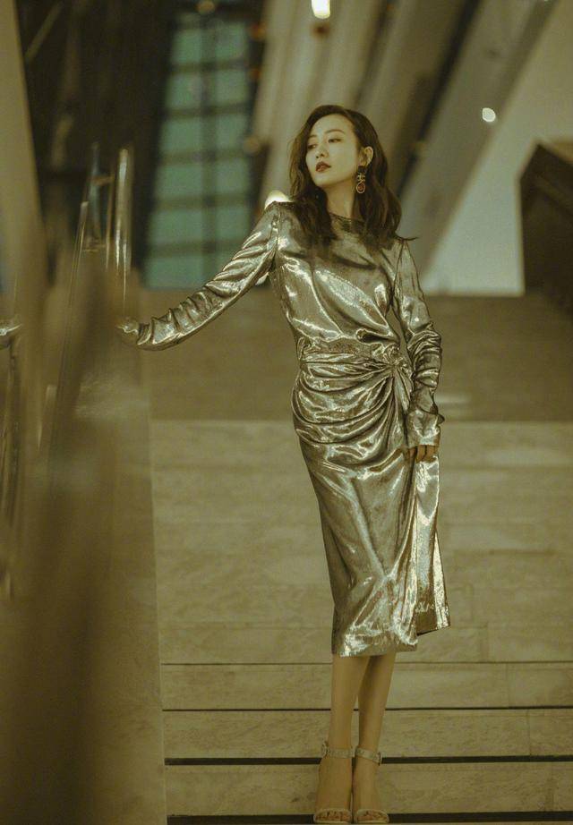 王鸥|王鸥才是“盛世美颜”，穿“液体裙”亮相高级精致，美得不可方物