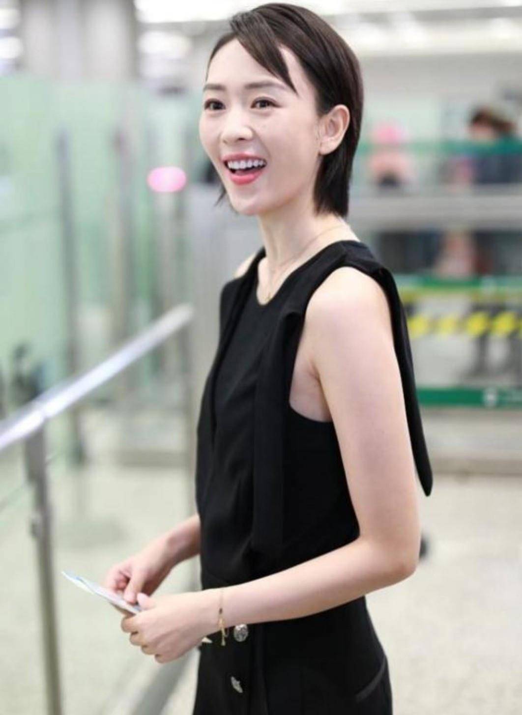童谣|童谣真会扮嫩，黑色背带裙搭配无袖背心，重回学生时代的既视感