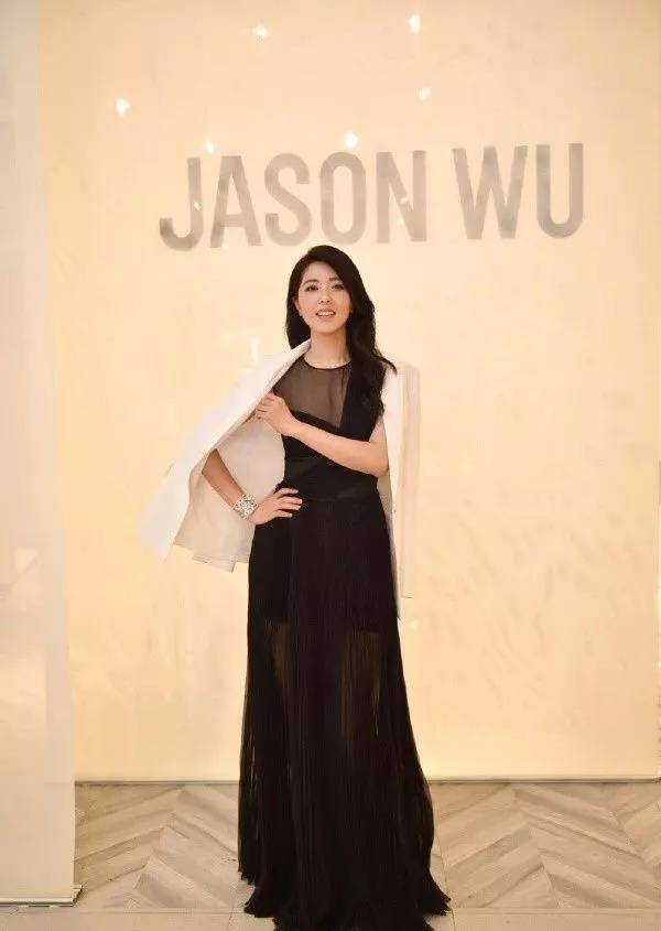 施粉黛|素颜的曾黎看脸确实老了,但在穿衣和浓妆修饰下,年轻10岁没问题