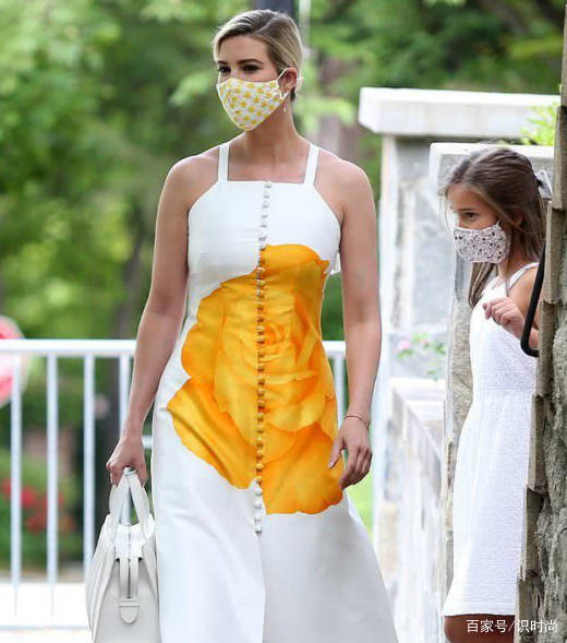 老公|伊万卡一家四口现身机场,苗条身材媲美超模,一旁的老公高大帅气