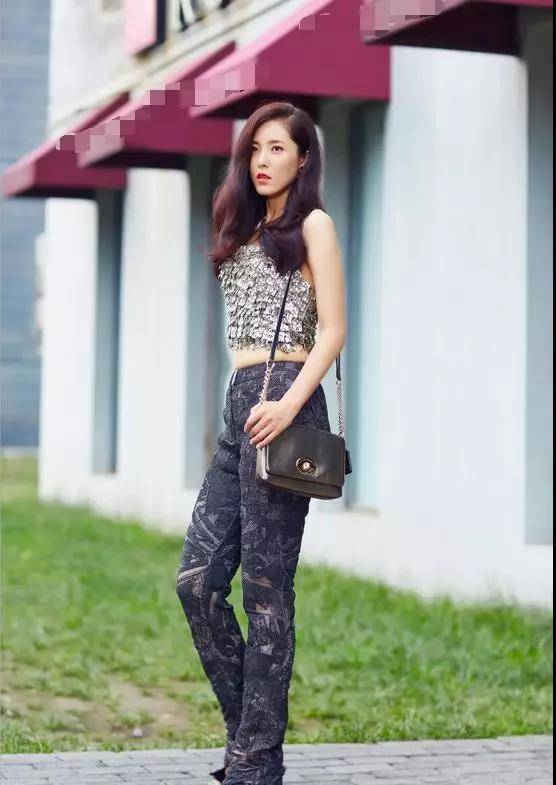 施粉黛|素颜的曾黎看脸确实老了,但在穿衣和浓妆修饰下,年轻10岁没问题