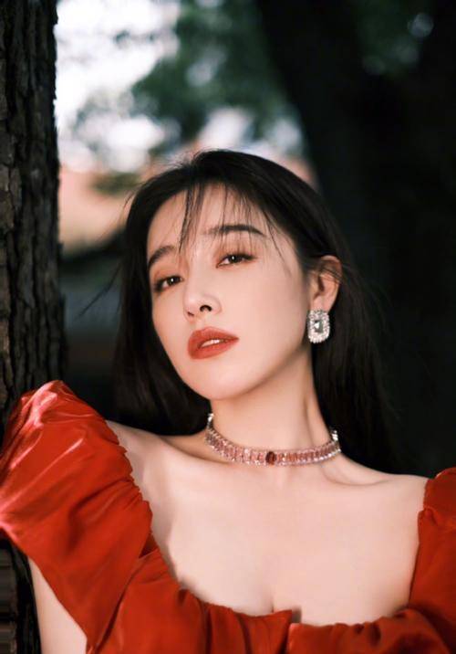 九月|阚清子9月造型抢眼，红色抹胸礼服坐在绿草上，女人味十足