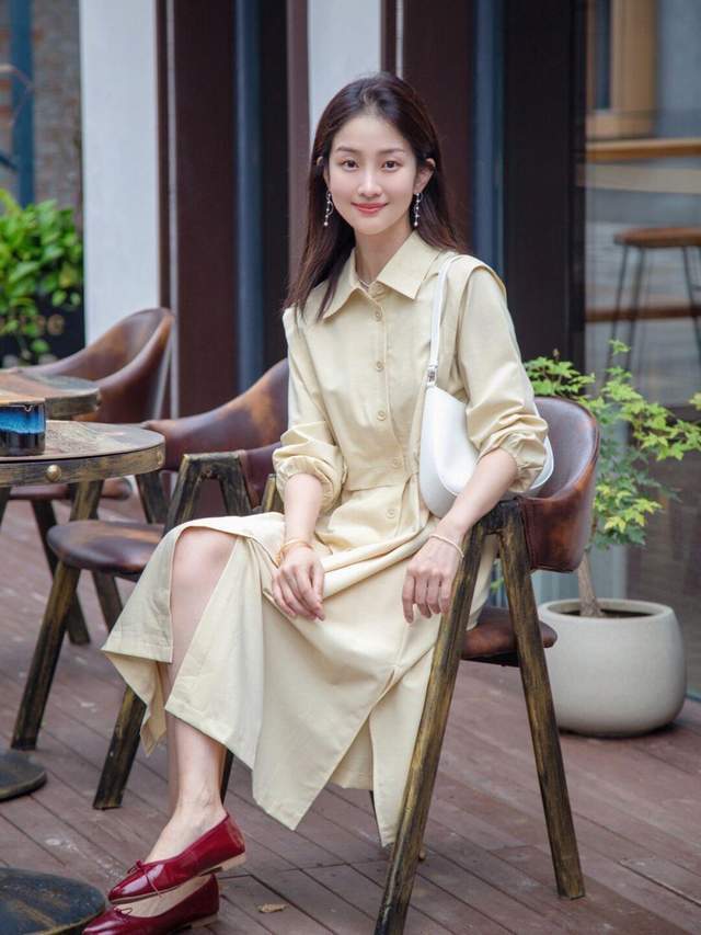 短裙|早秋穿搭指南，毛衣马甲搭白衬衫，下半身穿短裙，甜美俏皮又耐看