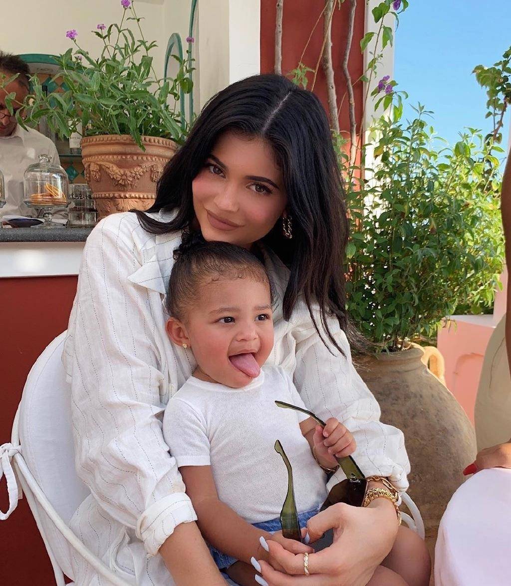 身材|金小妹22岁生日狂换装，束腰印花裙演绎法式宫廷风，狂炫名品身材