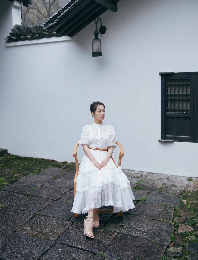 颜色|杨紫越来越时髦了,身穿白色连衣裙优雅高贵,清新减龄太淑女