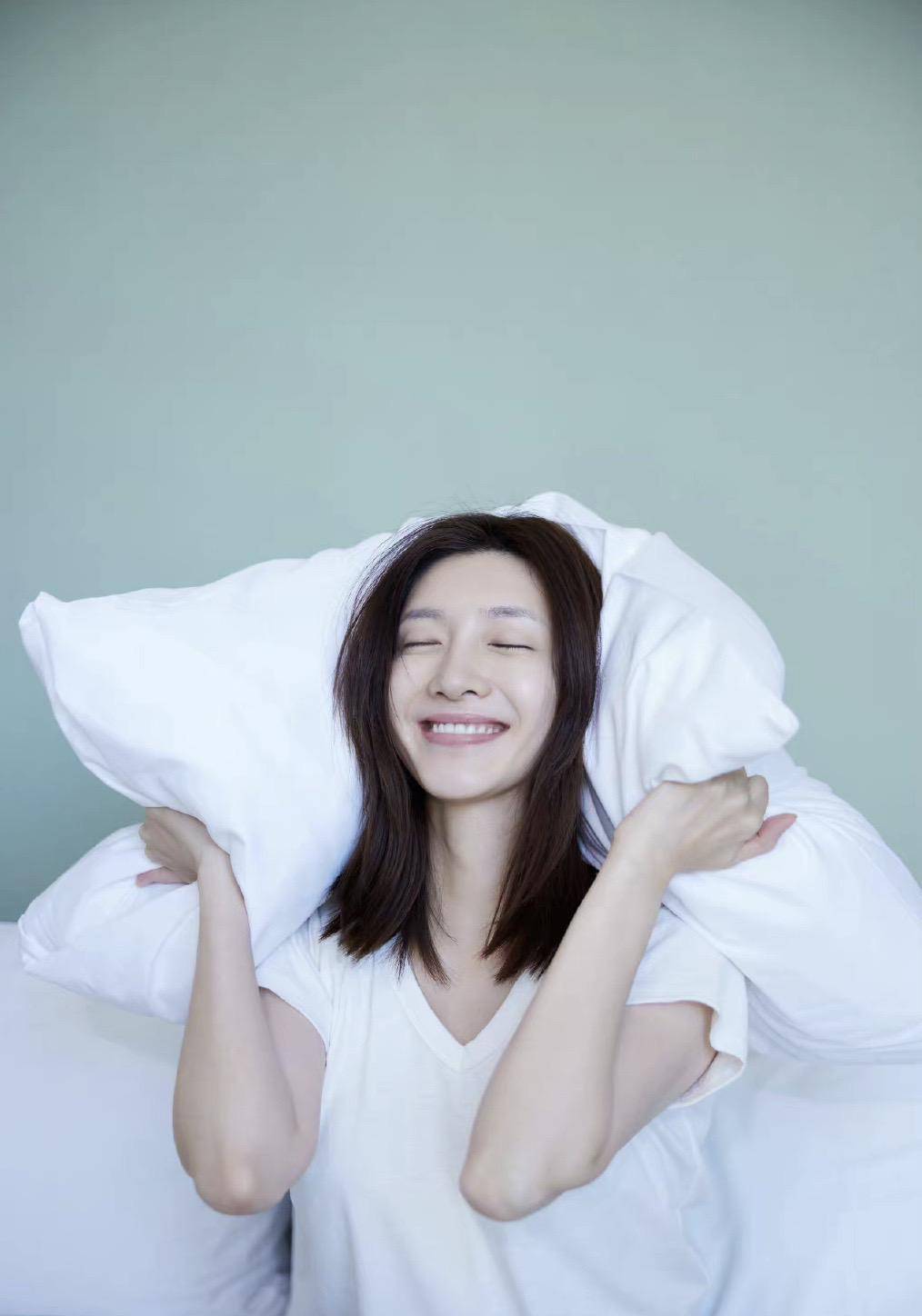 江疏影|江疏影35岁素颜生日照,简单的白t配牛仔裤,素颜依旧好能抗