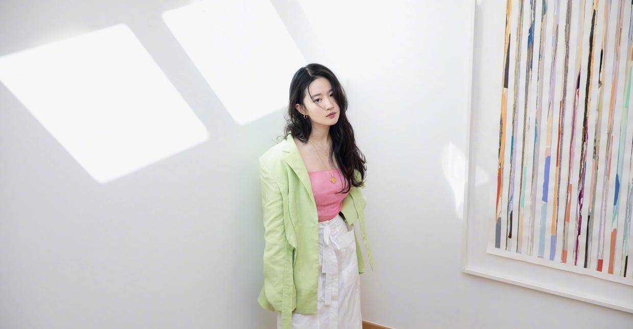 饱和度|刘亦菲不愧是盛世美颜,红绿拼色礼服温婉高级,就她能穿出这效果