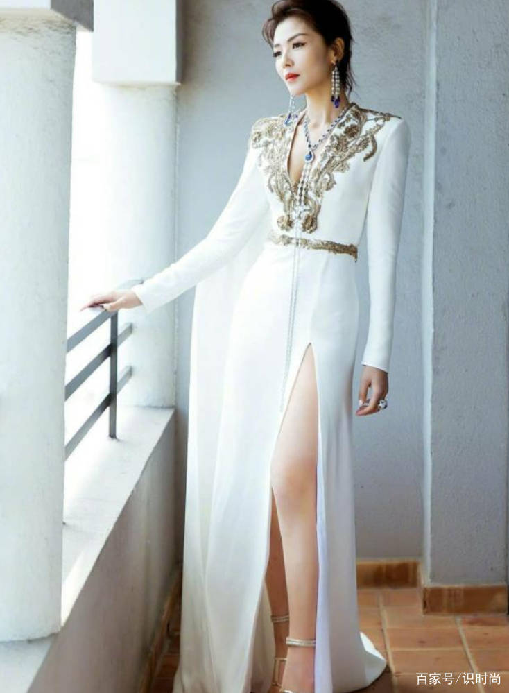 效果|刘涛出海拍时尚大片，大露香肩和长腿，42岁越来越有“阔太”气质