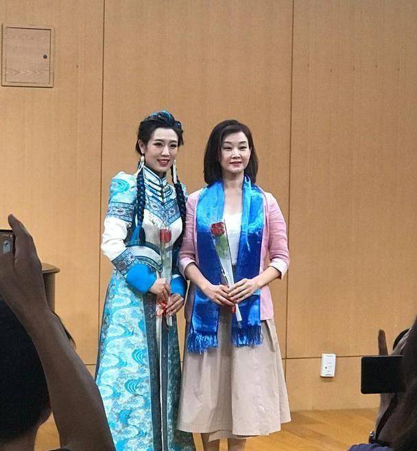 设计|宋祖英很懂往“嫩”了穿，穿粉色西装配半裙，55岁看起来就像25岁