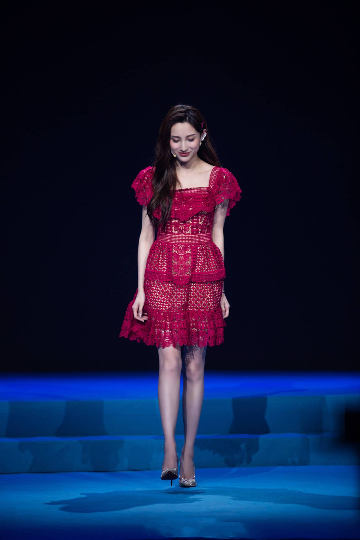 原创央视美女马凡舒,身着复古蕾丝红裙真惊艳,颜值身材堪比女团门面