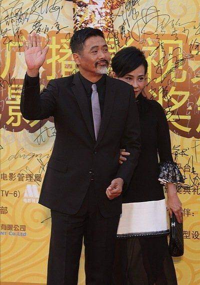 一身|周润发携老婆亮相，身穿一袭黑色连衣裙低调优雅，漂亮大气