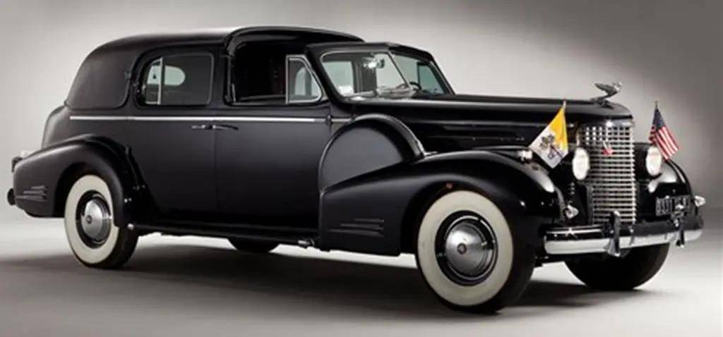 车头下方三条粗壮的镀铬装饰元素,可以在第一代开斯拉克弗利特伍德60