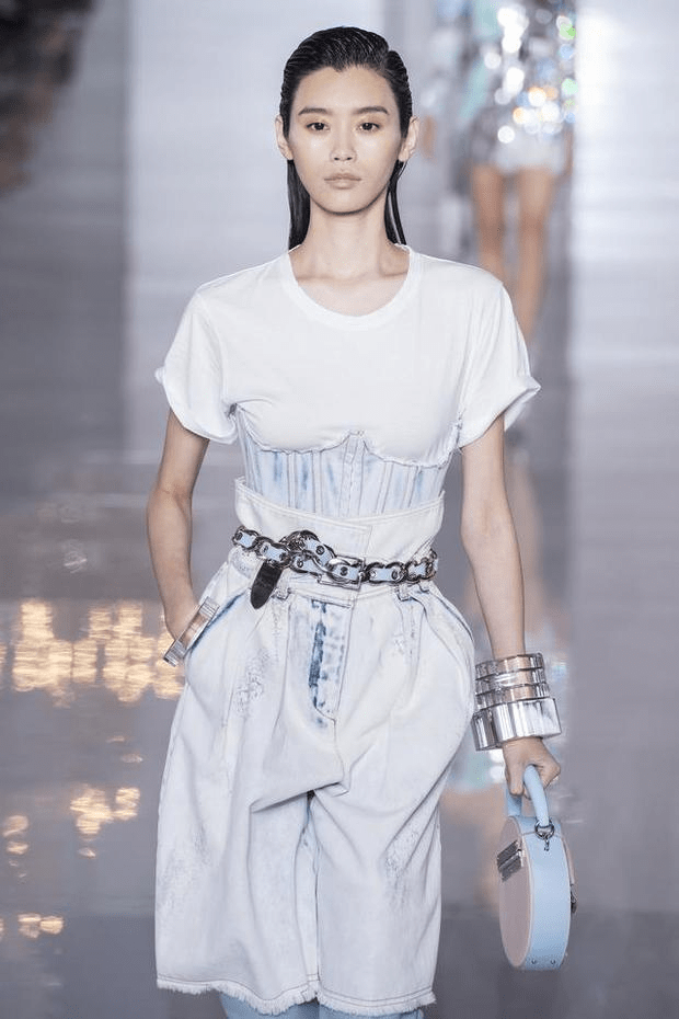 奚梦瑶|同样都是嫁入豪门，章泽天、奚梦瑶气质太不一样，感觉有点差距