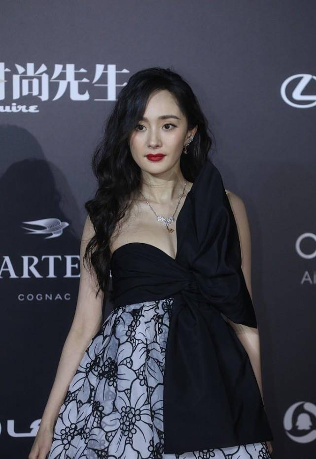 身材|杨幂的颜值真的好高啊，看无修图真的嫩嫩的，穿礼服也很精致