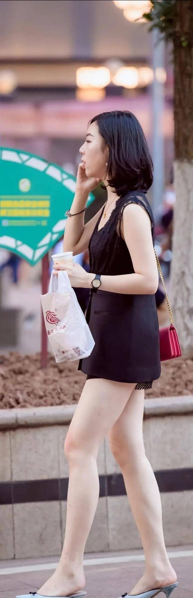 蕴含着|明亮耀眼的打底裤蕴含着浓浓的时尚感，穿出自己的风格，青春时尚