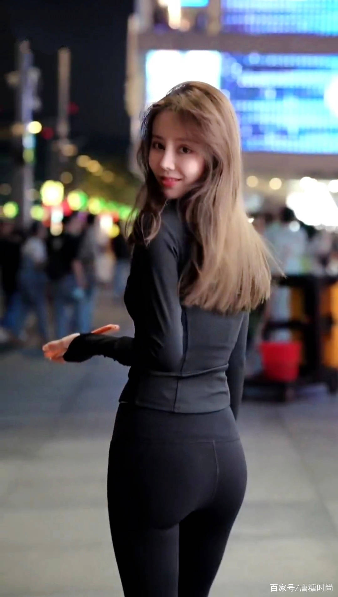 黑色|美女一身黑色瑜伽服搭配纯棉打底裤,“巴掌腰”太让人羡慕了