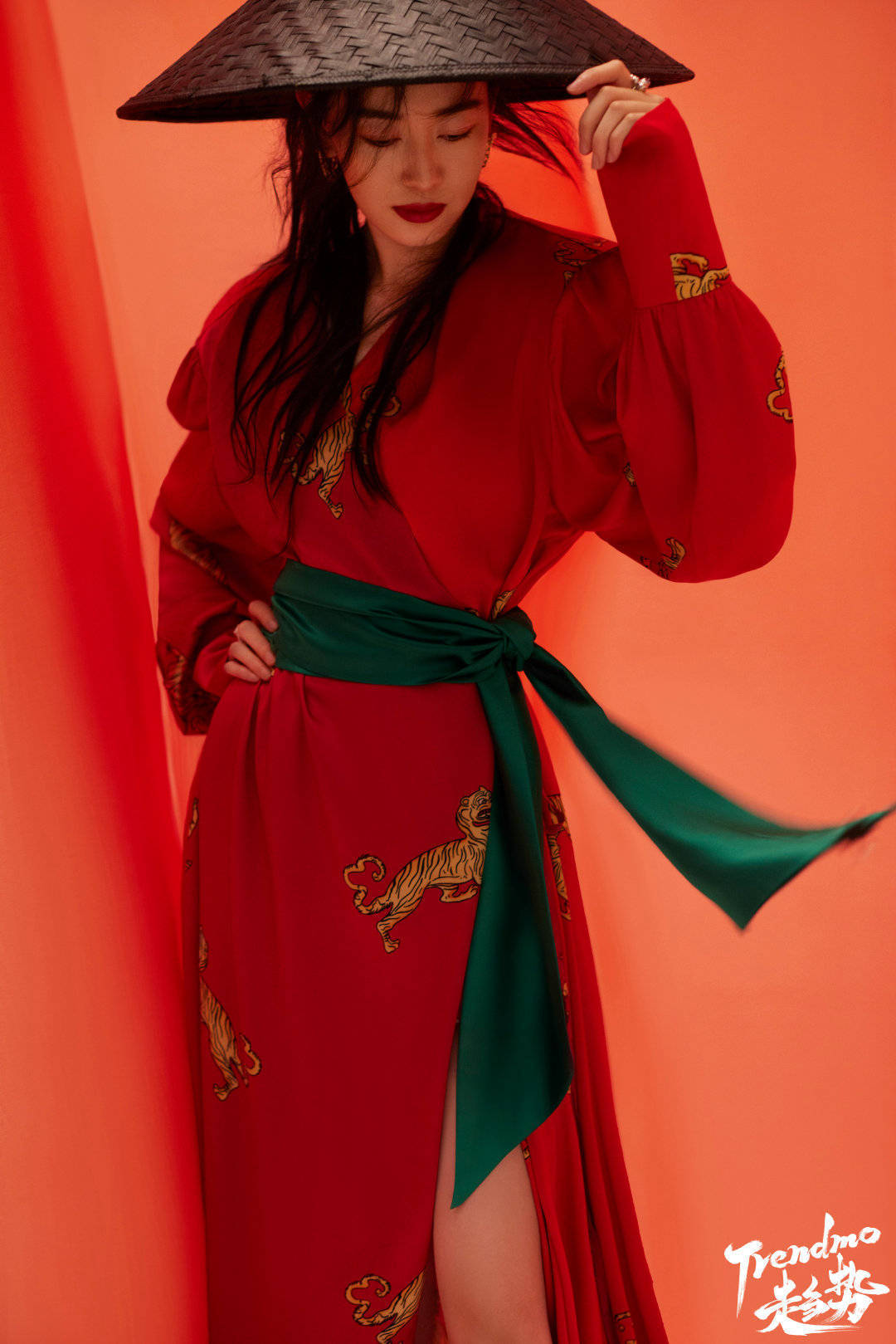 亮点|金牌剑客孙一文拍时尚大片，又美又飒有了女侠风采，气质不输明星