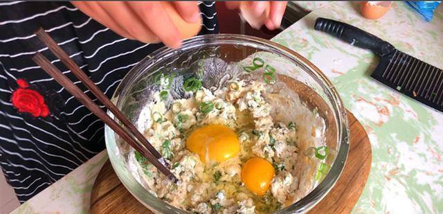 加入适量|夏天我家早餐如此吃,2个鸡蛋,1碗面粉,蓬松香软,比吃肉还香