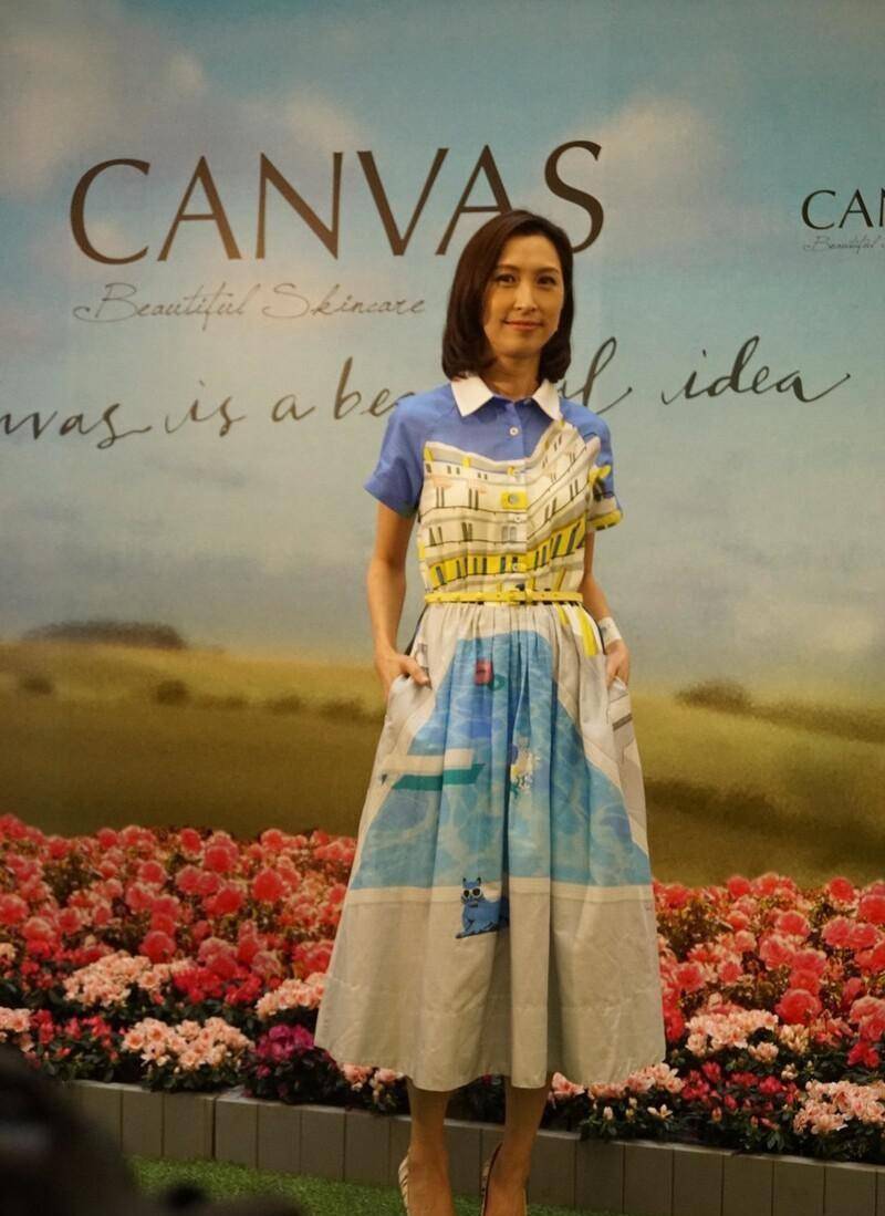 刘青云|刘青云妻子挺惊艳的，虽然妆容看着素，但是穿印花裙显出清新气度