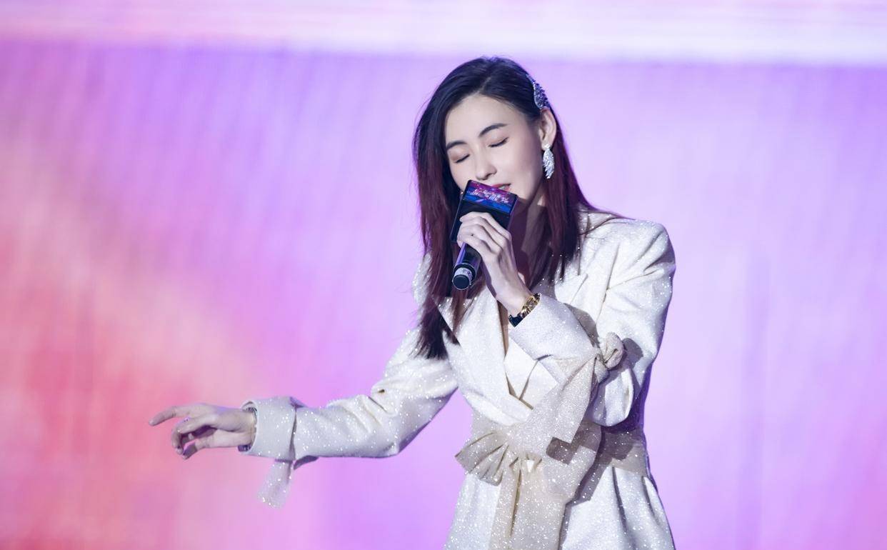 金色|40岁张柏芝重回颜值巅峰,穿金色西装裙复古时尚,少女感超吸睛