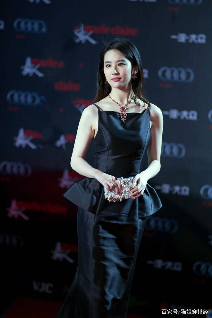 整体|“青年发福”的刘亦菲也惊艳，穿小黑裙曲线更明显，包上都镶着钻