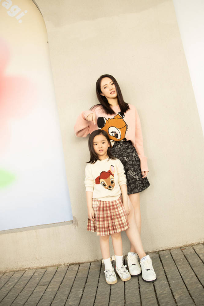 董璇|董璇独自带娃不易，母女穿亲子毛衣，但小酒窝还是越看越像高云翔