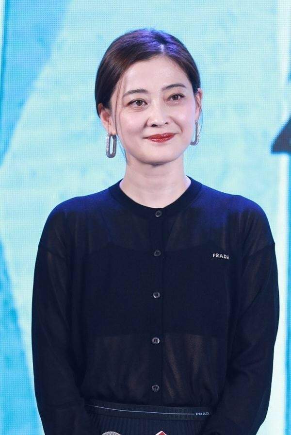 条纹|梅婷美出新高度，黑色条纹裙比模特还高级，妥妥的女性穿搭模板