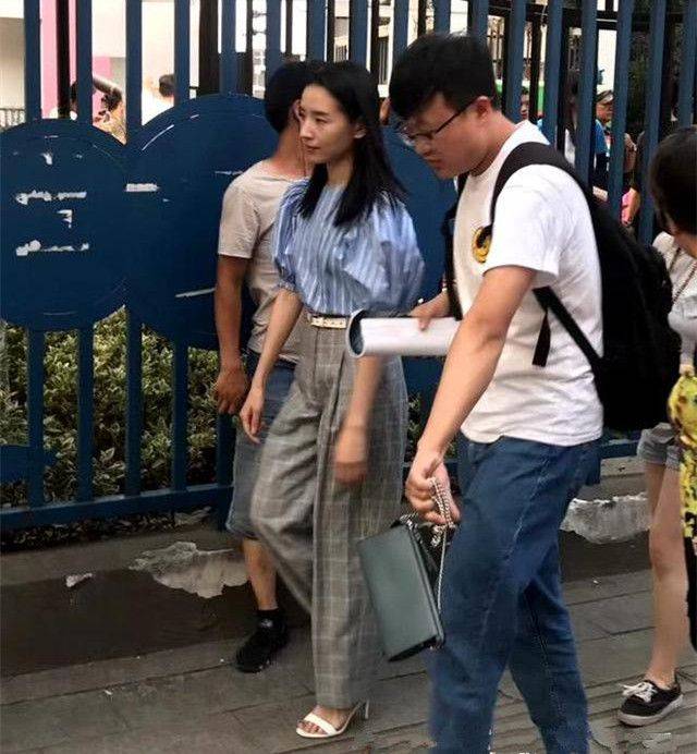 显得|董洁蹲地整理行李被拍，眼袋下垂严重，但扎丸子头气质清纯！