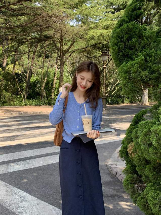 棕色|无针织衫不秋天，搭配百褶裙简约又洋气，青春活力，太好看了