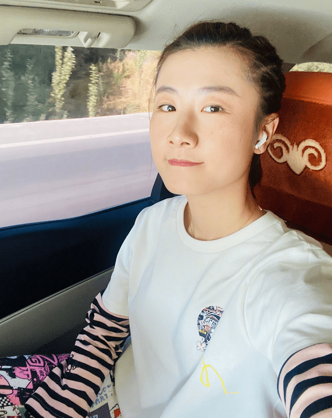 服装|丁宁丁宁31岁退役入学北大当学生，平时打扮的太年轻，挺像学生