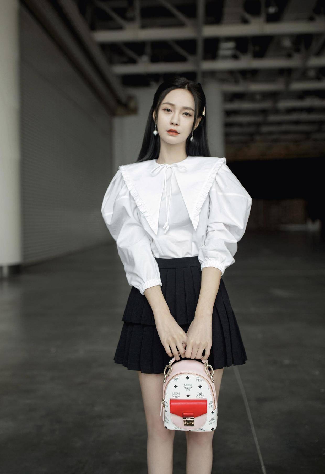 原创沈梦辰又引领时尚了白色上衣配藏青色长裤减龄俏皮活泼时髦