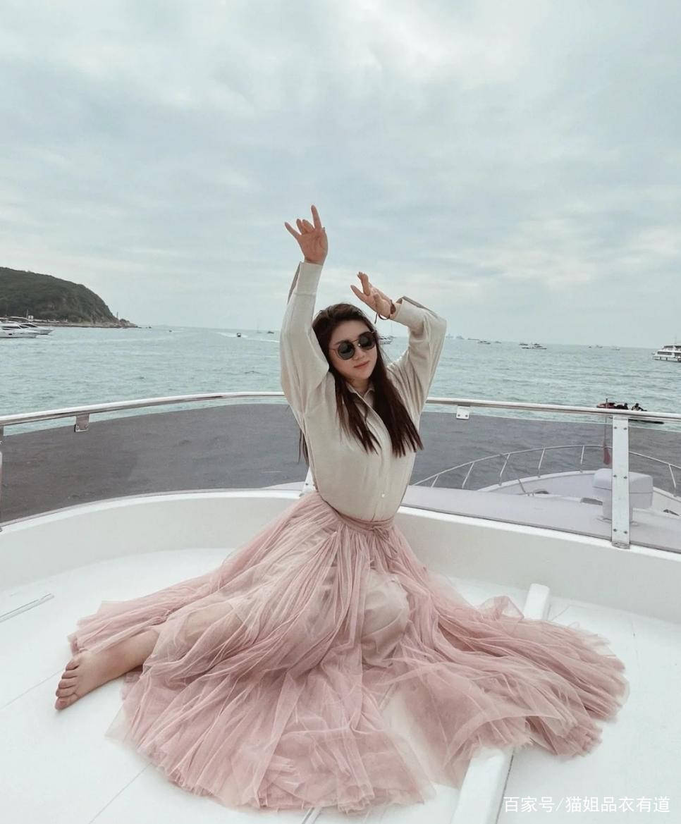 整体|一手捧红范爷的杨天真会穿，穿连衣裙也有小蛮腰，丰腴身材有看头