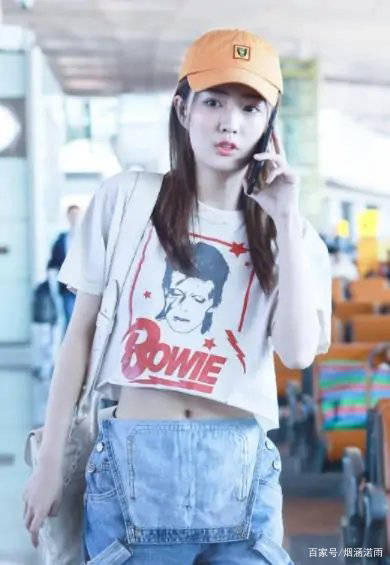 美貌|徐璐和妈妈一起出行，穿露腰装秀S身材曲线，美貌基因绝了